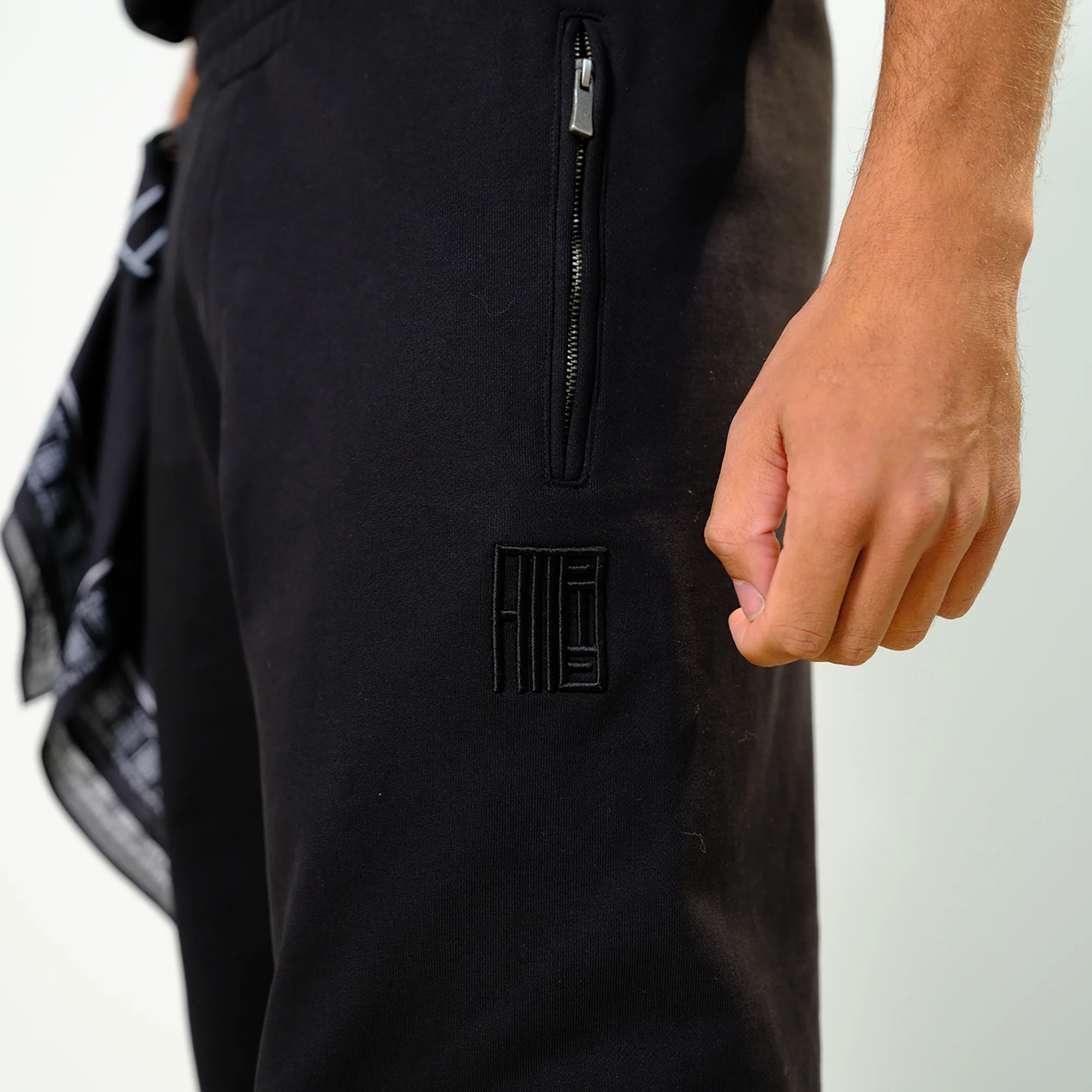CORE 2.0 JOGGER BLACK SOLD OUT - Image 2
