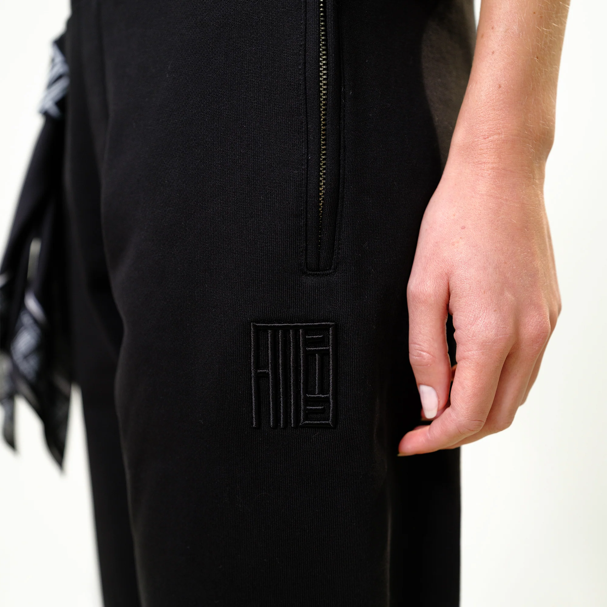 CORE 2.0 JOGGER BLACK (WOMAN) - Image 2